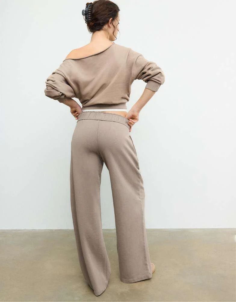 Stradivarius Stradivarius Washed effect straight-leg jogger trousers in beige 4