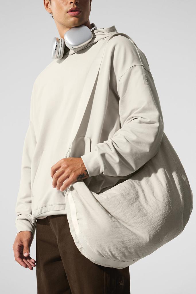 Alo Yoga 鞄 Gym Sling BagOm The Go ジムスリングバッグ A0616U_01_b1_a1_320x.jpg?v=