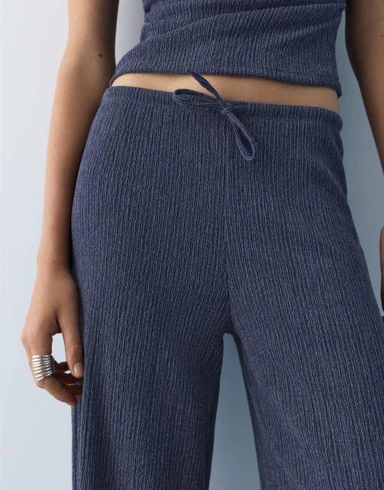 Pull&Bear Pull&Bear Wide-leg crepe trousers in navy 3