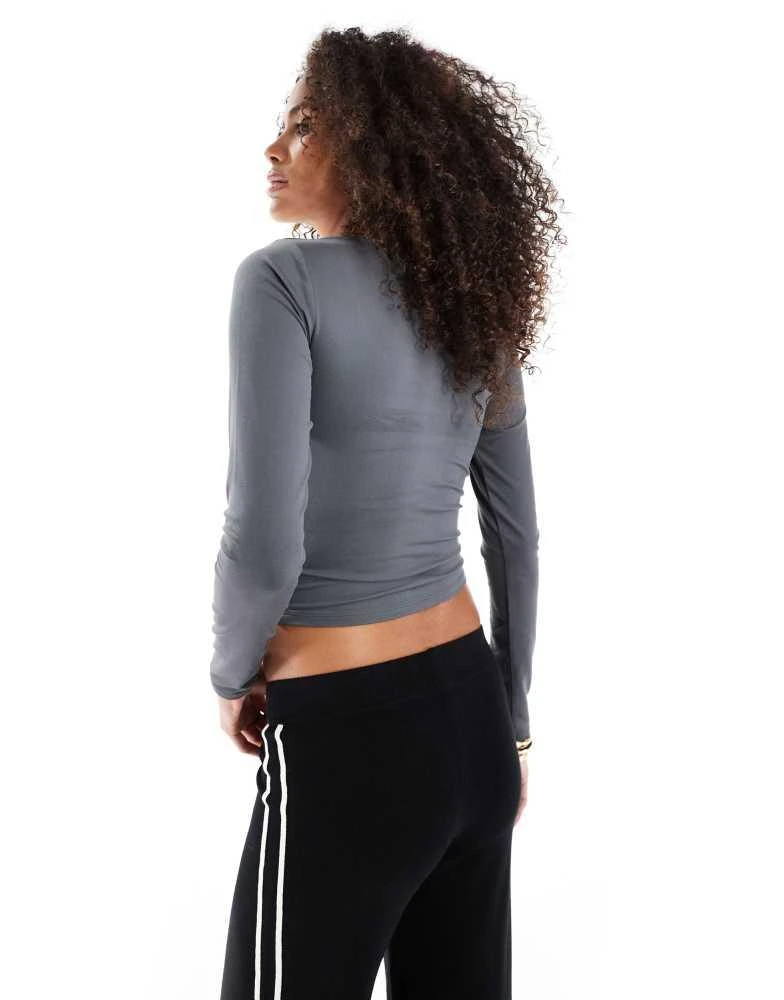 HOLLISTER Hollister scoop neck long sleeve fitted top in charcoal 4