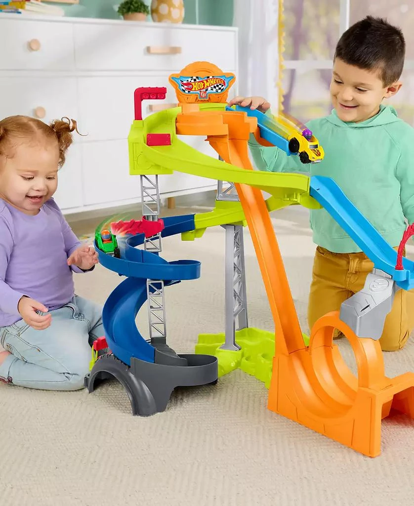 Little People Hot Wheels Spiral Stunt Speedway Playset with 2 Cars & Accessories 4