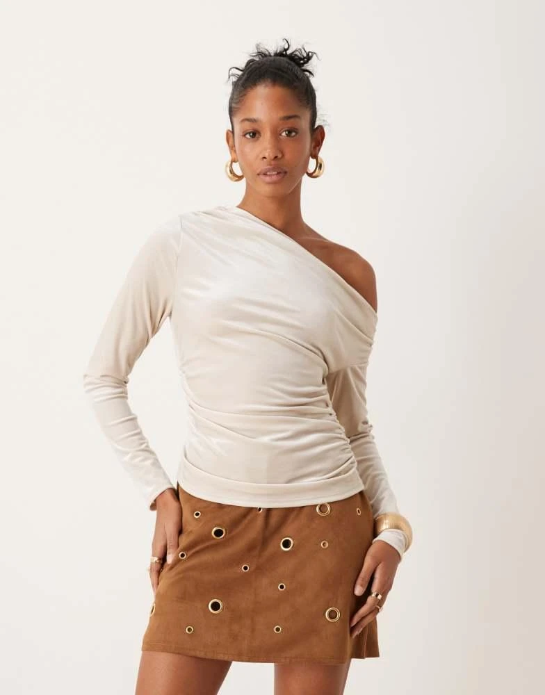 Abercrombie & Fitch Abercrombie & Fitch long sleeved off the shoulder top in cream velvet 1