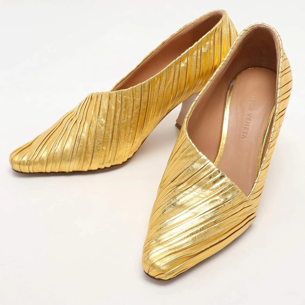 Bottega Veneta Bottega Veneta Gold Lame Leather Folded Pumps Size 36.5 2