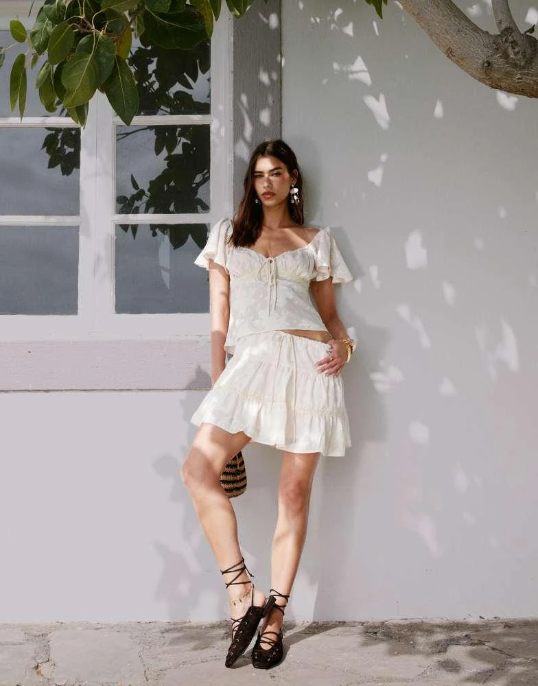 Kiss The Sky Kiss The Sky jacquard tiered mini skirt in cream 2