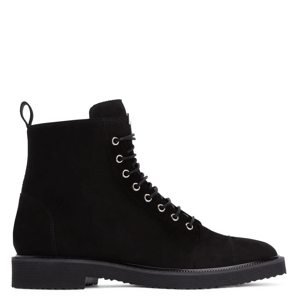 Giuseppe Zanotti Chris Low 1