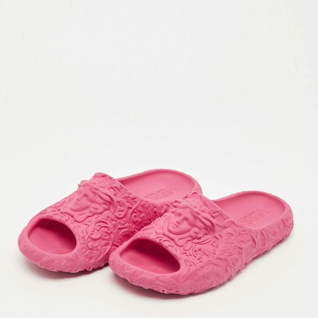 Shop Versace Pink Rubber Medusa Embossed Pool Slides Size 40  display picture 1