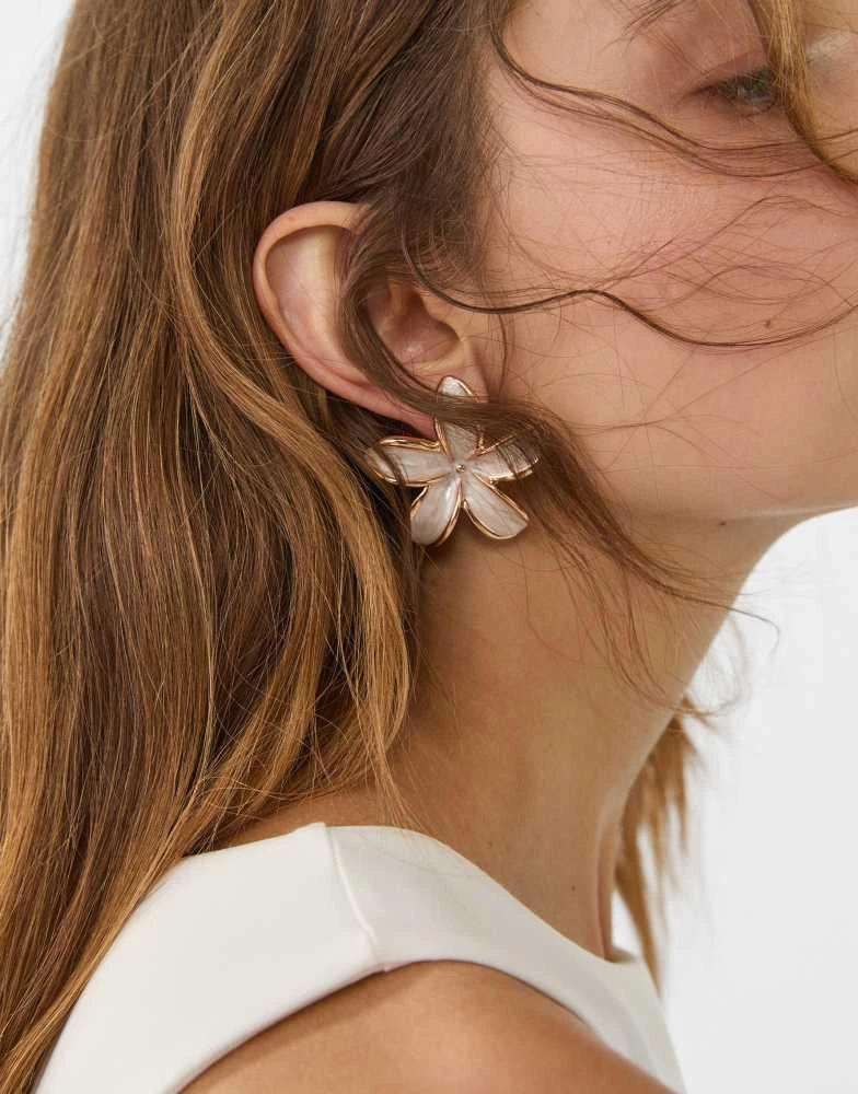 Stradivarius Stradivarius flower earrings in ecru 1