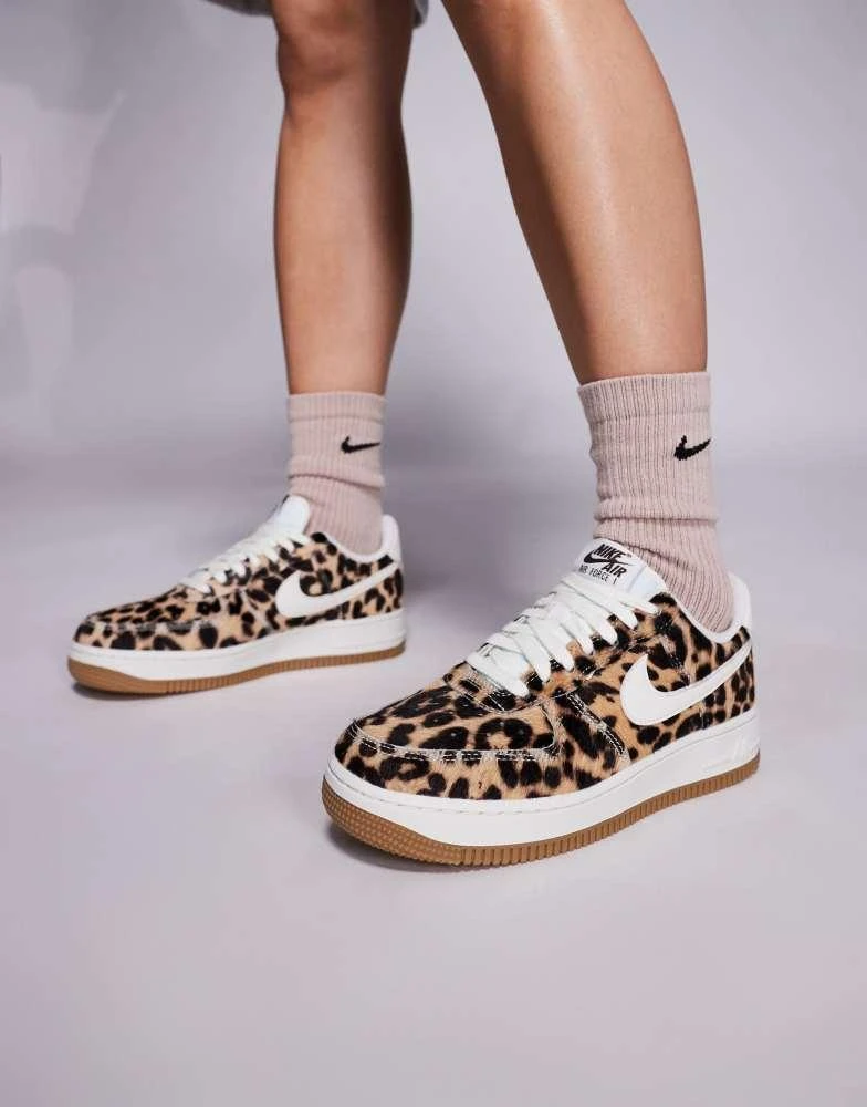NIKE Nike Air Force 1 
07 unisex trainers in leopard and white 2