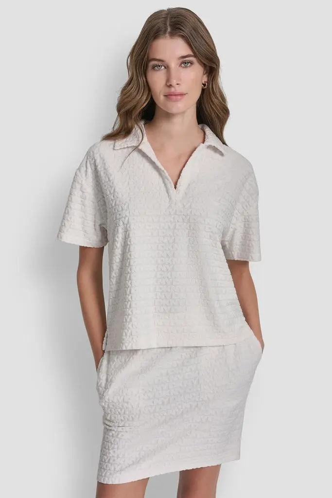DKNY LOGO JACQUARD BOXY POLO TEE