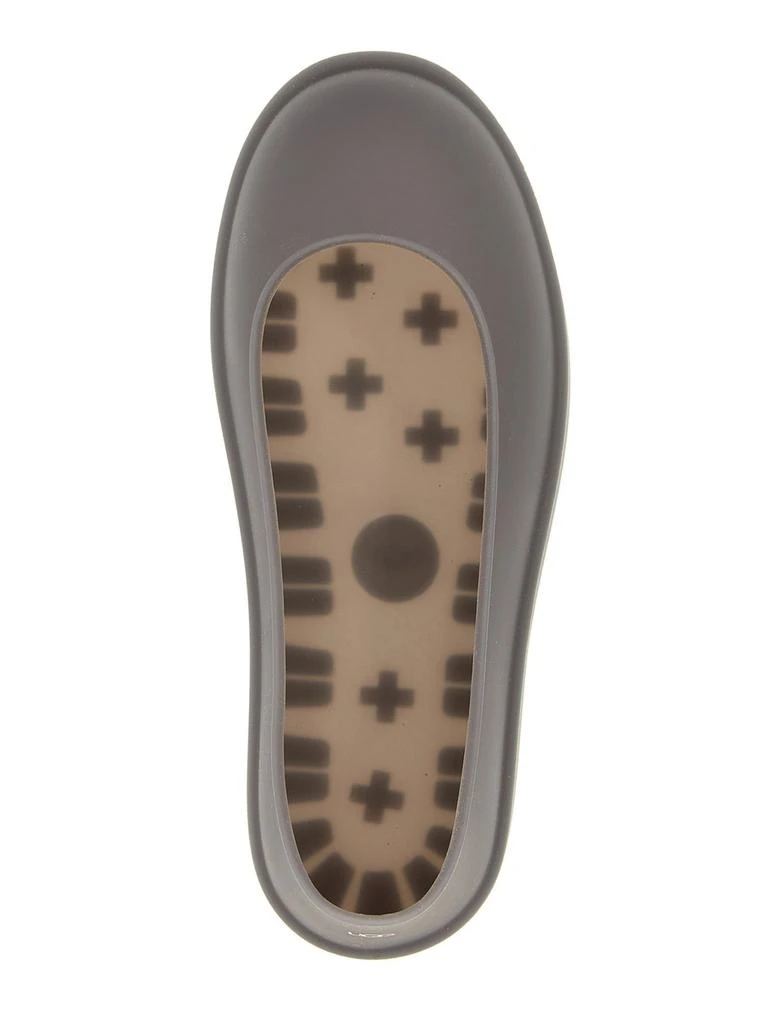 UGG UGG Round-Toe Slip-On Boot Guard 3