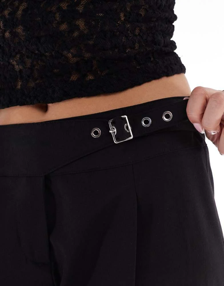 Bershka Bershka wide leg tailored trouser with belt detail in black 2