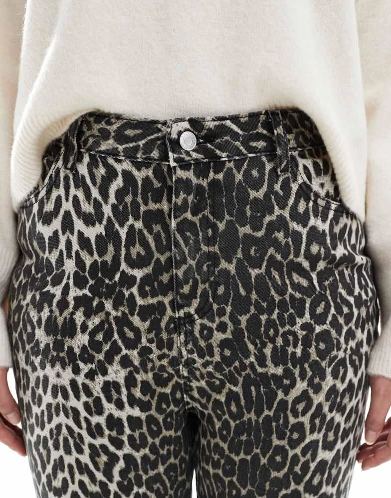 New Look Plus New Look Curve Hannah straight leg jean in leopard print 5