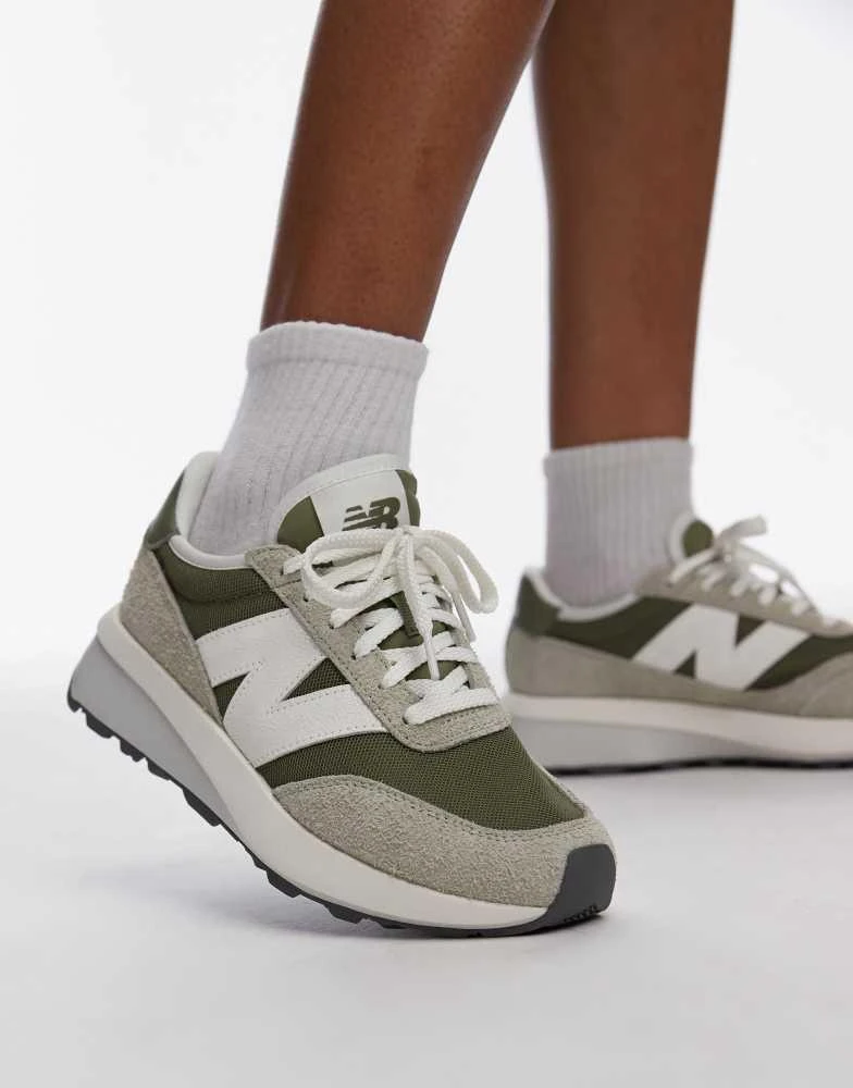 New Balance New Balance 370 trainers in green 1