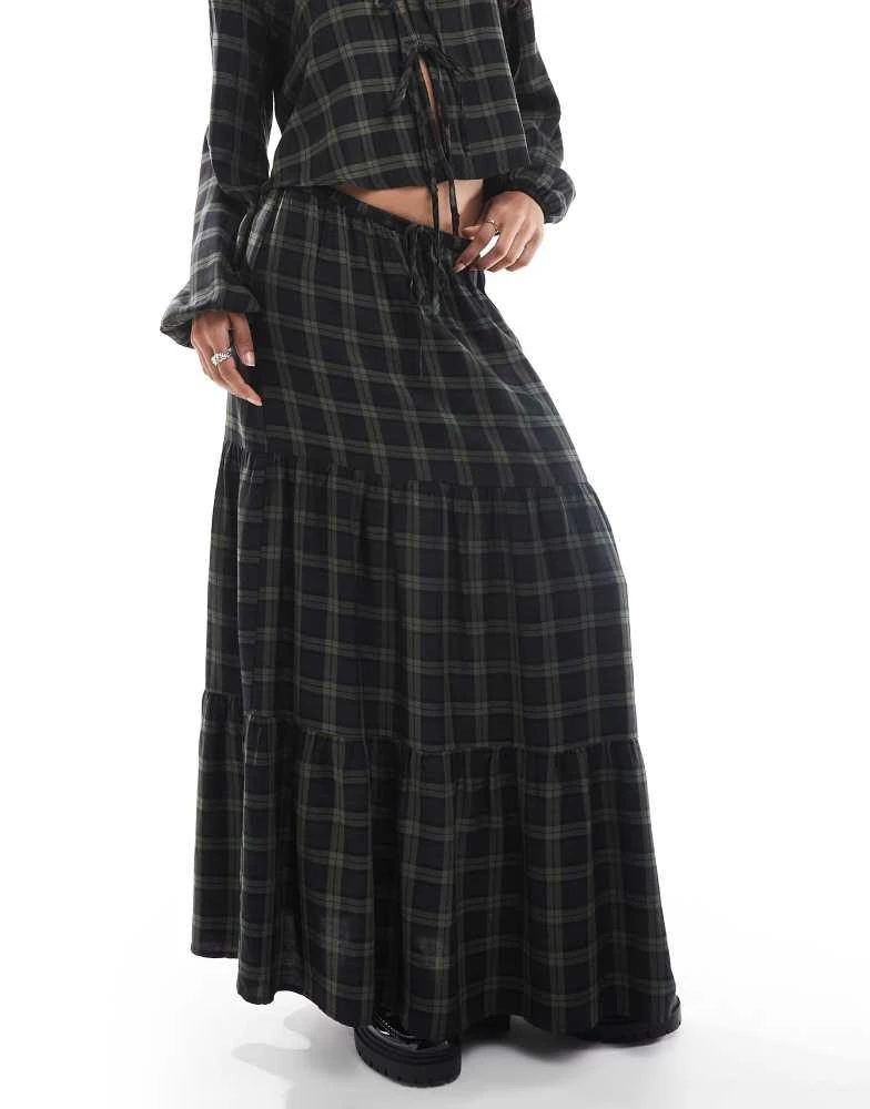 Pull&Bear Pull&Bear tiered maxi skirt in green check 2