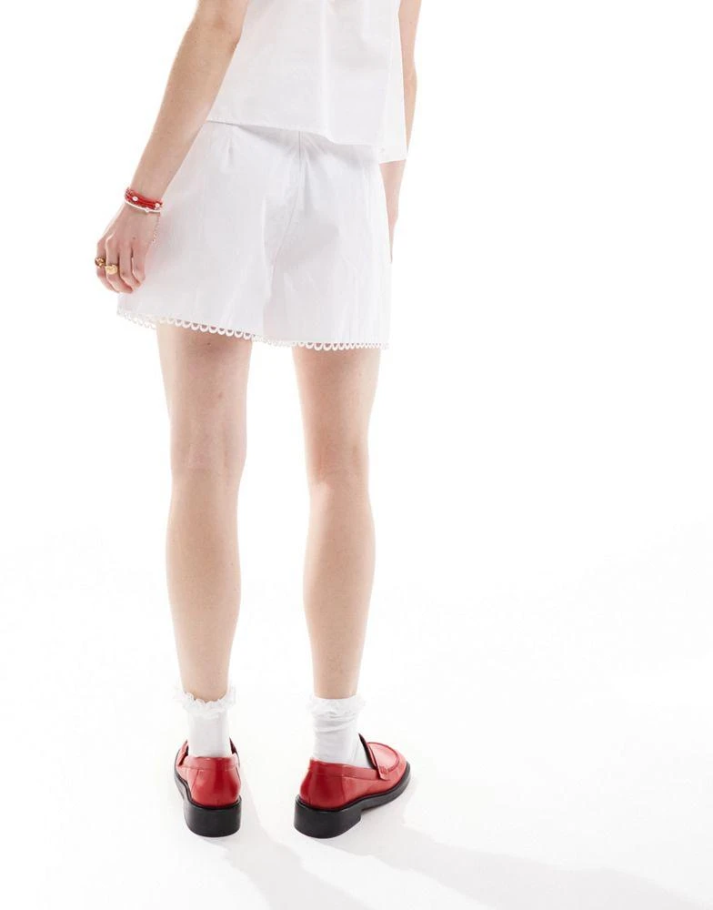 Glamorous Glamorous high-waist lace edge shorts in white 4