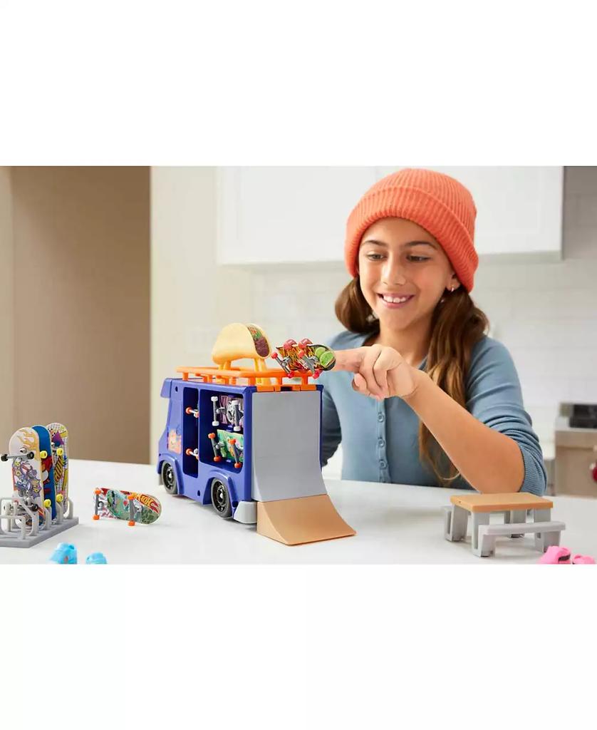 Hot Wheels Skate Taco Truck Play Case with 1 Fingerboard and 1 Pair Of Shoes