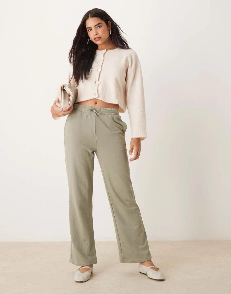 New Look New Look wide leg joggers in khaki 1