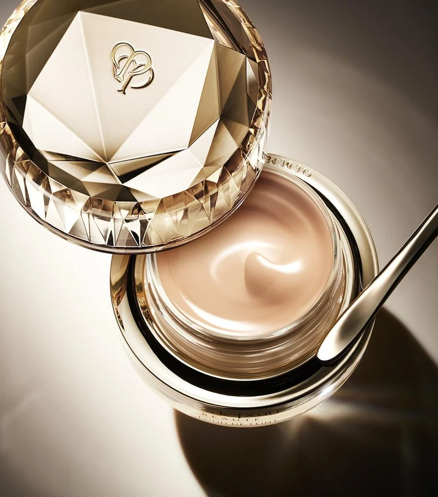 Cle de Peau The Foundation 4