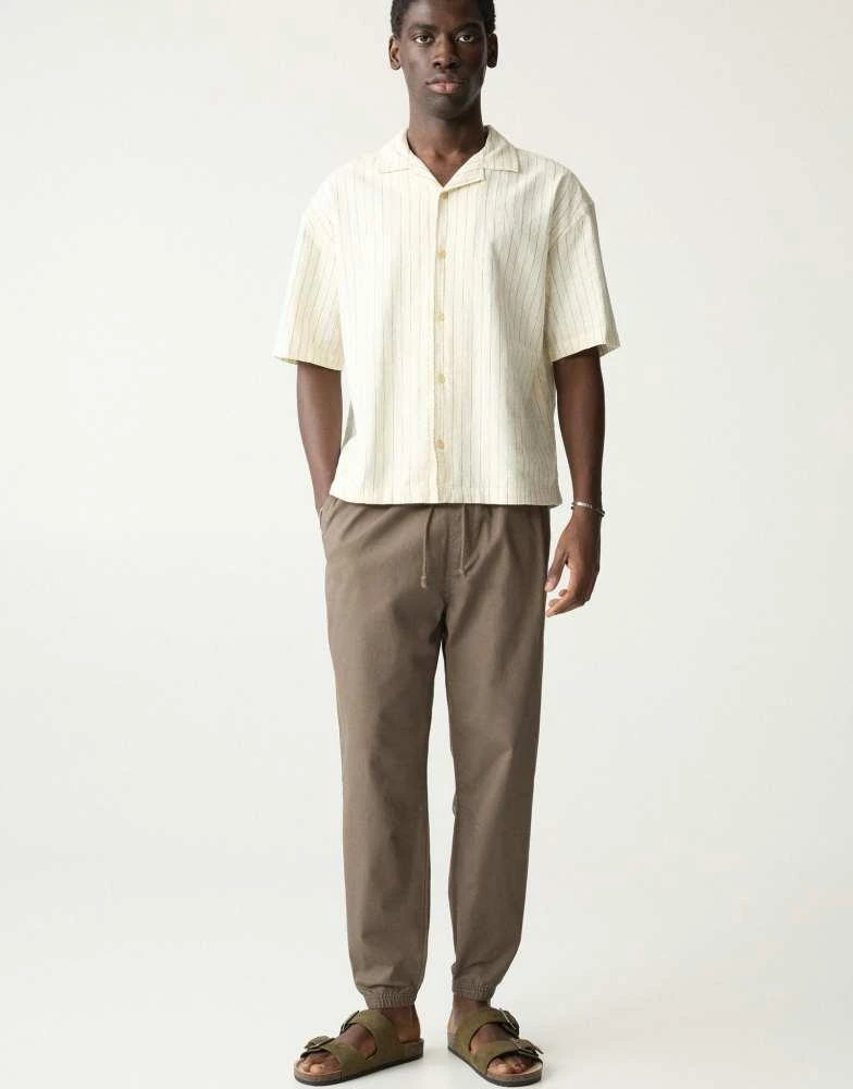 Pull&Bear Pull&Bear textured weave jogger trousers in khaki 1