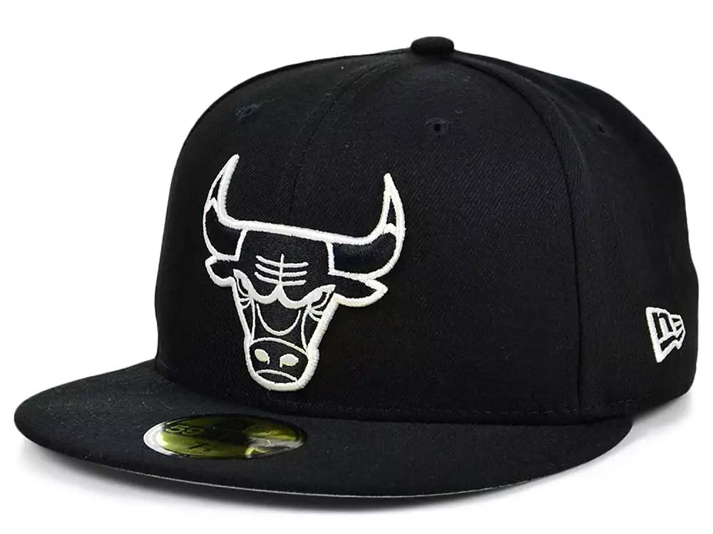 New Era Men's Black Chicago Bulls Black and White Logo 59FIFTY Fitted Hat