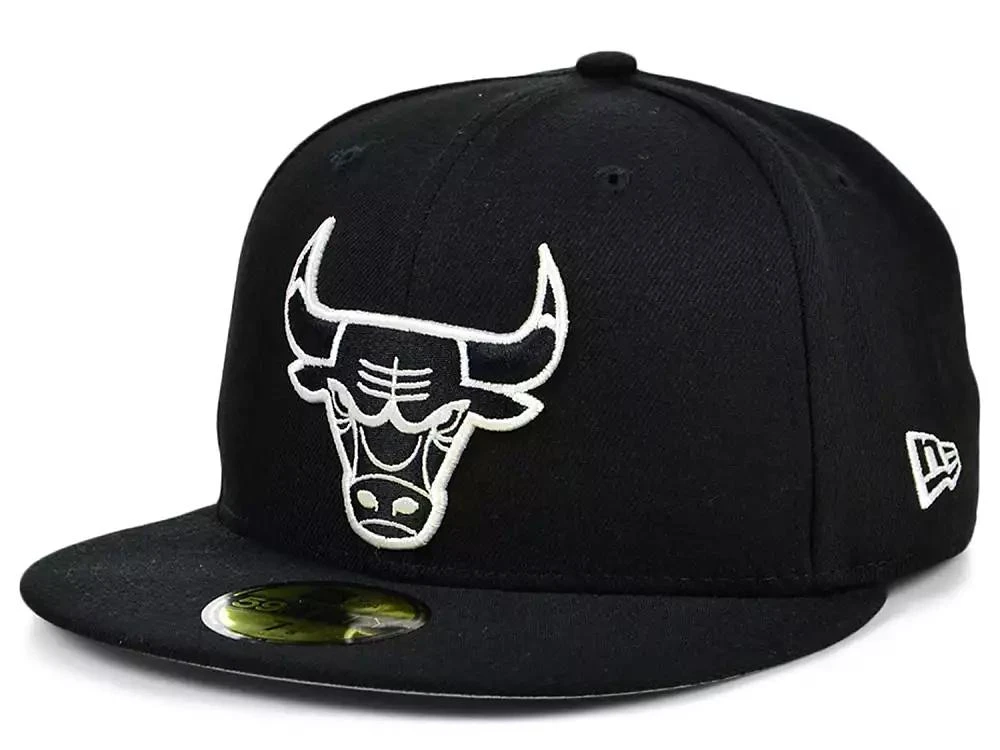 New Era Men's Black Chicago Bulls Black and White Logo 59FIFTY Fitted Hat 1