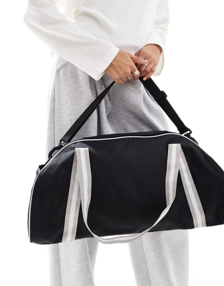 NIKE Nike Training Gym Club Retro holdall bag in black 3
