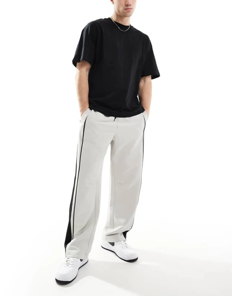 Bershka Bershka baggy leg tailored trouser in grey 1