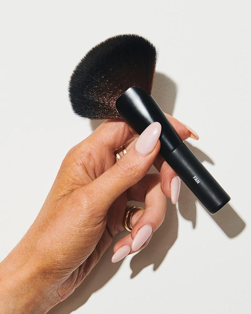 Gee Beauty Fan Brush 4
