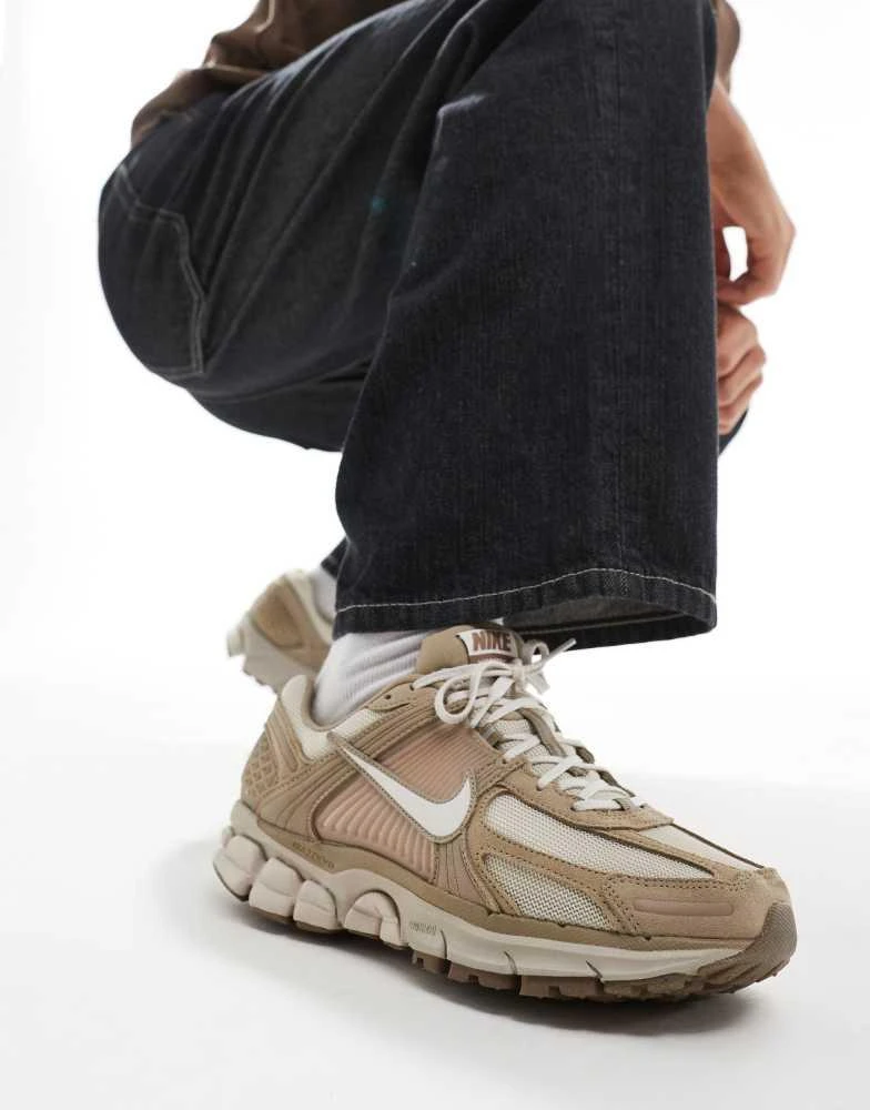 NIKE Nike Zoom Vomero 5 trainers in light brown 4