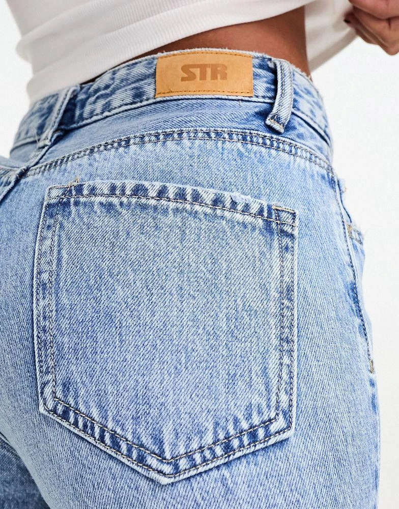 Stradivarius Stradivarius STR straight leg jean in medium wash 3