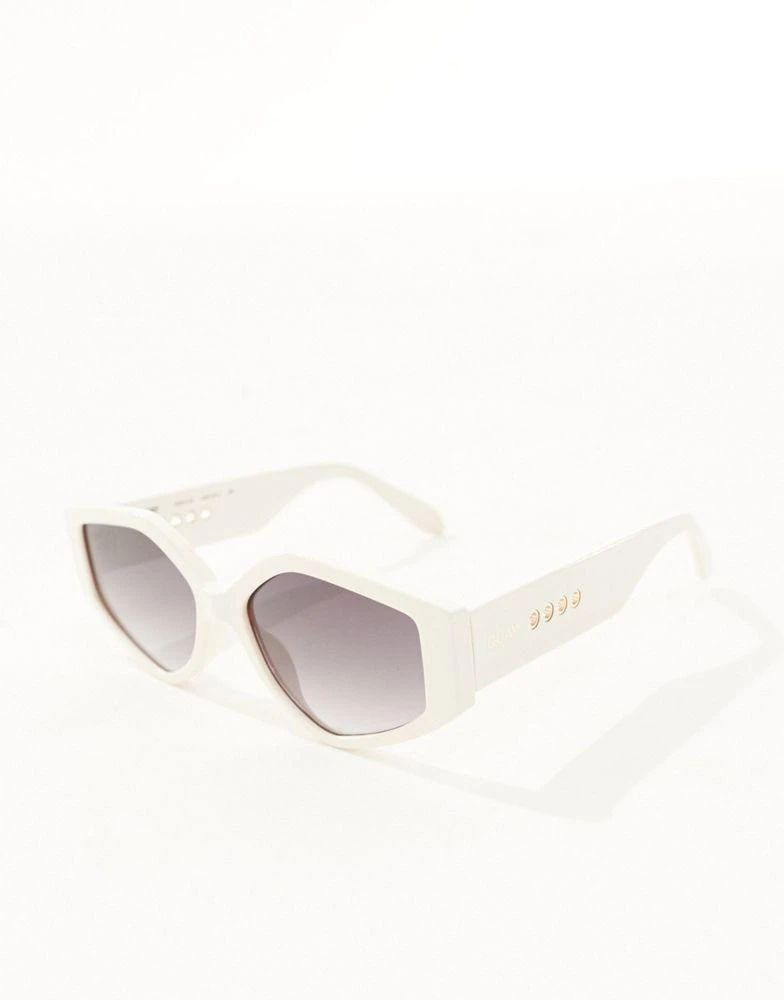 Quay Quay hot gossip cat eye sunglasses in white 2