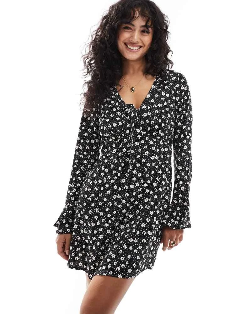 Wednesday's Girl Wednesday's Girl ditsy floral flared sleeve mini dress in black 2