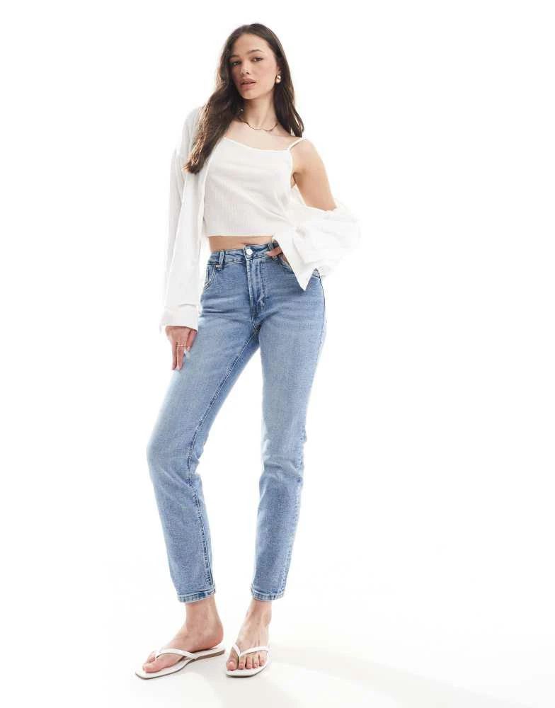 Stradivarius Stradivarius Tall D10 mom slim jean in medium wash 1
