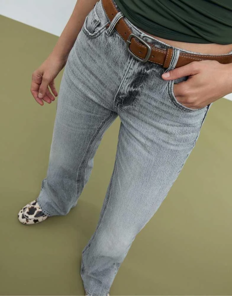 Stradivarius Stradivarius D68 boot-cut fit jeans with belt in light grey denim wash 2