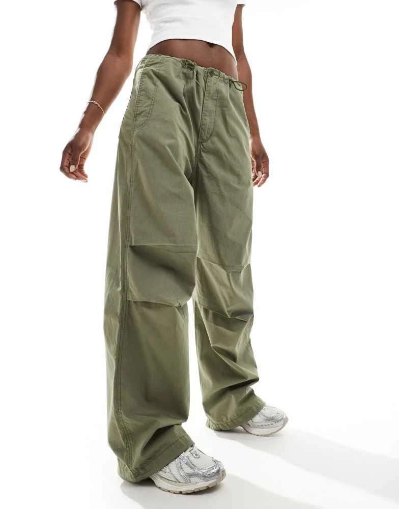 Levi's Levi's parachute pant with elastic waist drawcord in green 4