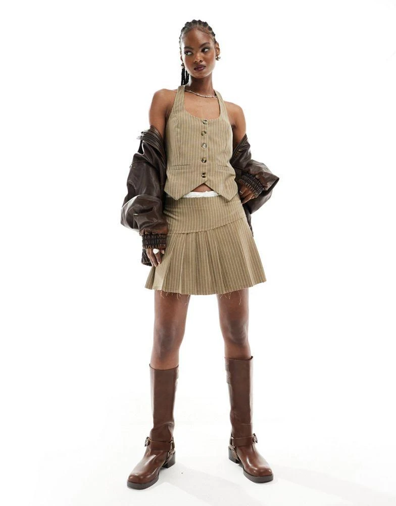 Reclaimed Vintage Reclaimed Vintage boxer waistband pleated tailored skirt mini skirt in brown pinstripe 2