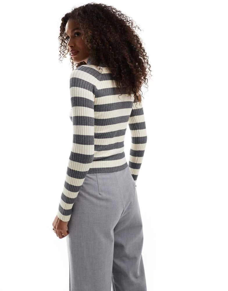 Stradivarius Stradivarius knitted jumper in grey and beige stripe 2