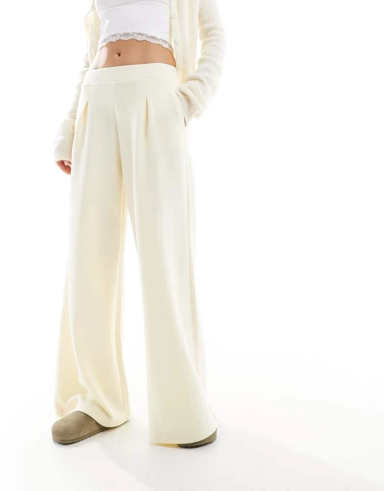 Bershka Bershka wide leg jogger in butter yellow 4