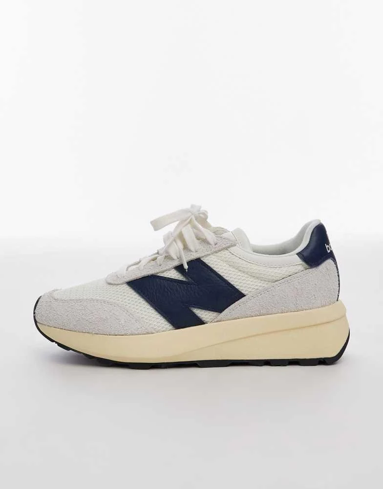New Balance New Balance 370 trainers in white and navy 2