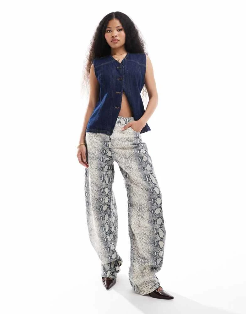 Bershka Bershka Petite balloon jeans in snakeskin print 1