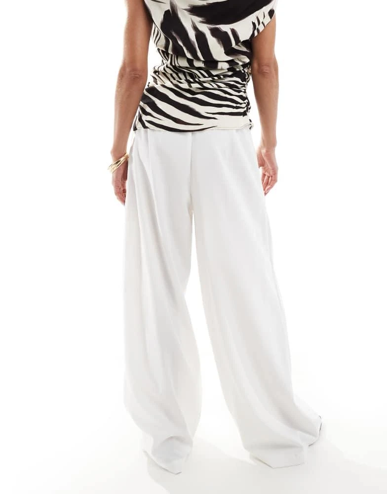 Bershka Bershka wide leg tailored trousers in ecru 4