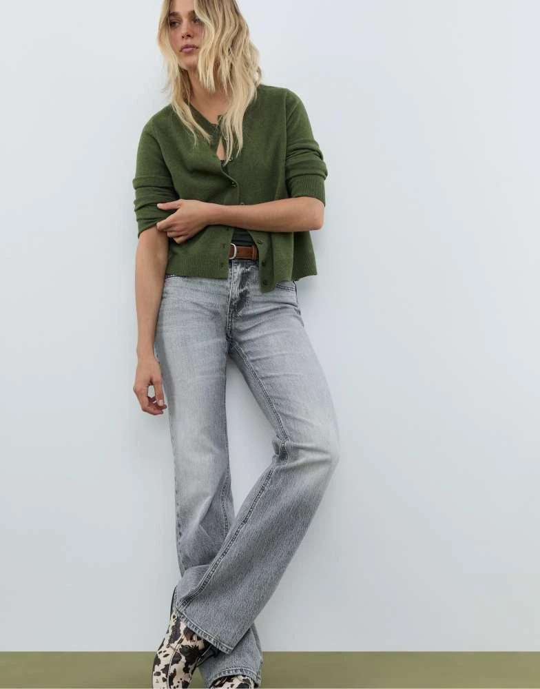 Stradivarius Stradivarius D68 boot-cut fit jeans with belt in light grey denim wash 1
