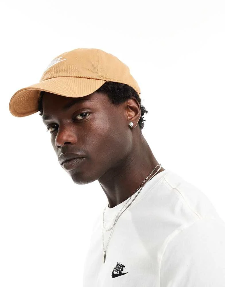 NIKE Nike Club cap in flax borwn 4