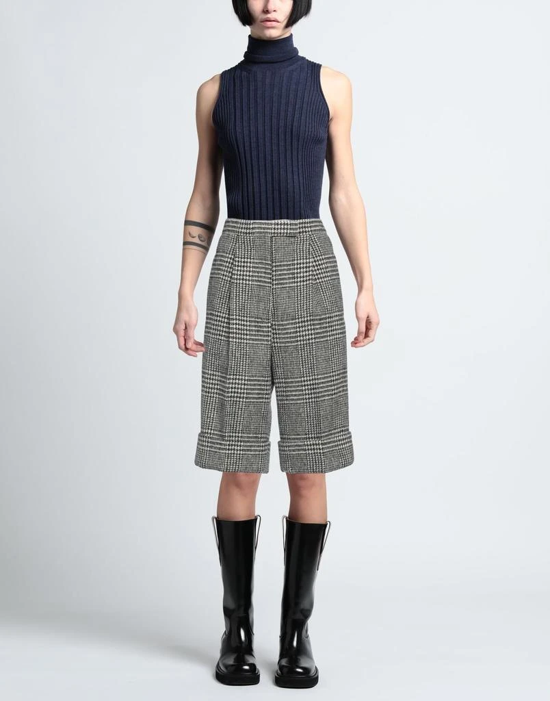 Thom Browne Shorts 
Bermuda 2