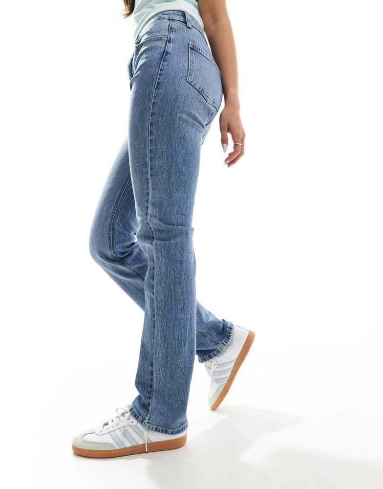 Pull&Bear Pull&Bear mid rise straight comfort jean in medium blue 4