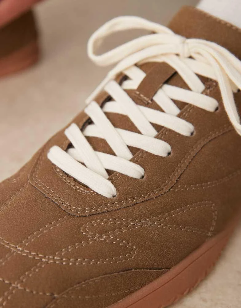 ASOS ASOS DESIGN retro trainers in beige with gum sole 4