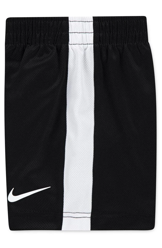 NIKE Kids
Swoosh T-Shirt
Shorts Set 5