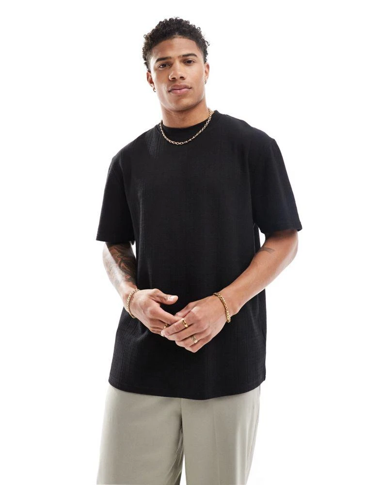 Threadbare Threadbare relaxed fit t-shirt in black textured sripe 1