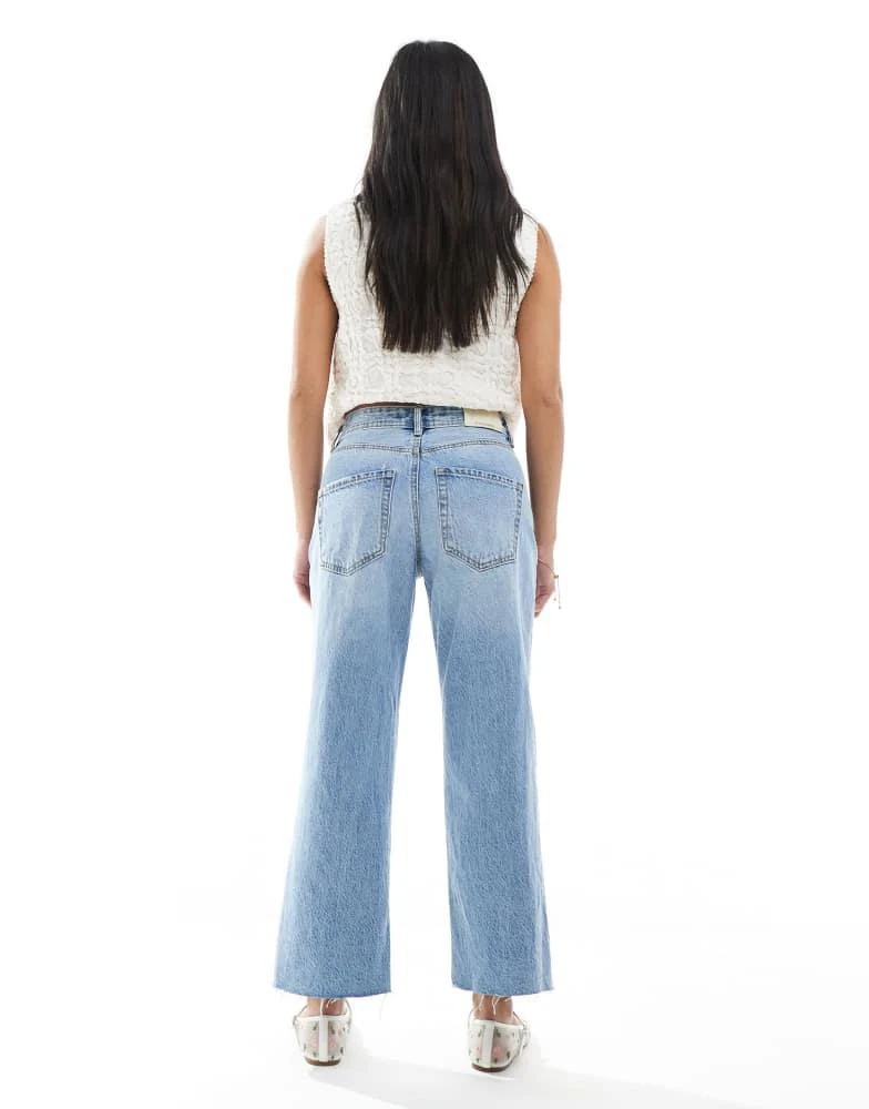 Stradivarius Stradivarius Petite D96 straight cropped jean in mid wash 2
