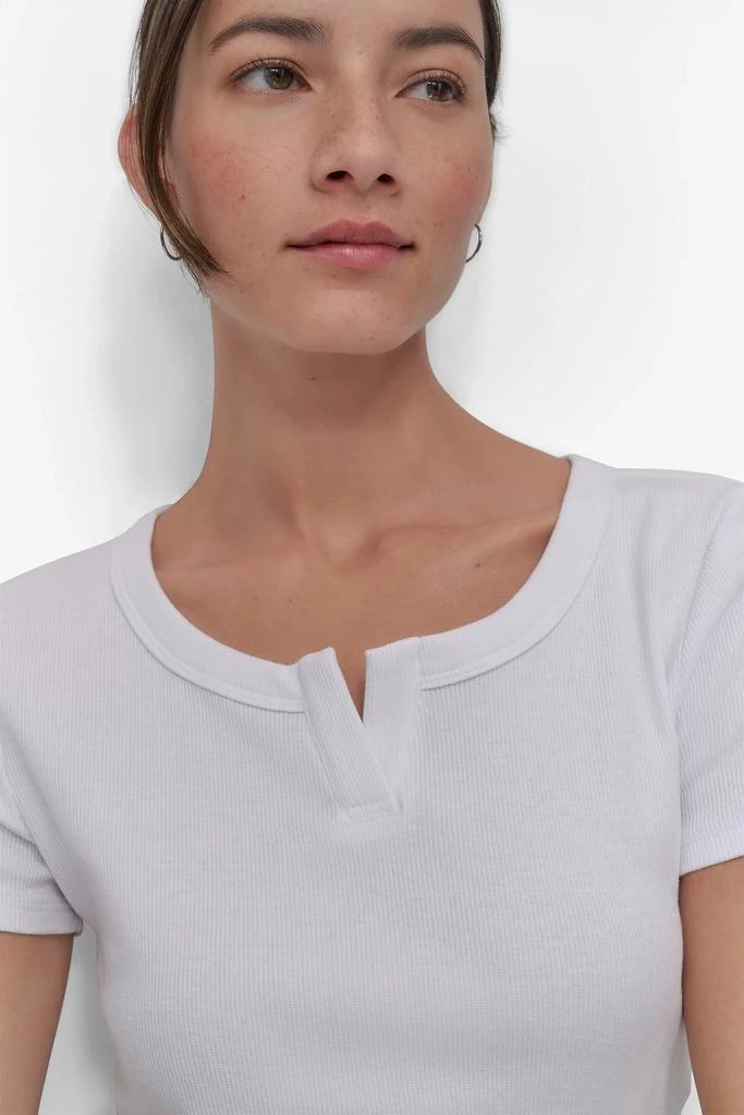 DKNY CROPPED NOTCH NECK PERFORMANCE TEE 4